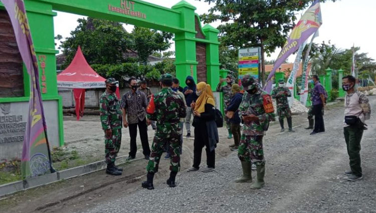 Satgas TMMD mengunjungi Balai desa Jatimulyo, Kecamatan Tambakrejo (Foto: Kodim 0813 Bojonegoro)