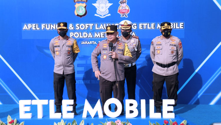 Kapolda Metro Jaya, Inspektur Jenderal Polisi Fadil Imran saat meluncurkan 30 Kamera ETLE Mobile di Lapangan Presisi Ditlantas Polda Metro Jaya. (Foto: Twitter TMC Polda Metro Jaya)