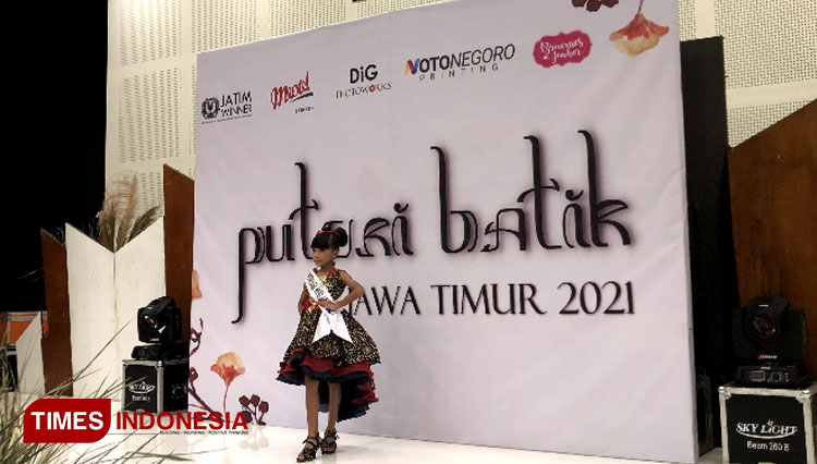 Salah satu peserta Pemilihan Puteri Batik Jawa Timur dalam Festival Batik Jawa Timur 2021 tengah unjuk kebolehan tampil di catwalk. (Foto: Farahilah Maitsa Soraya/TIMES Indonesia)