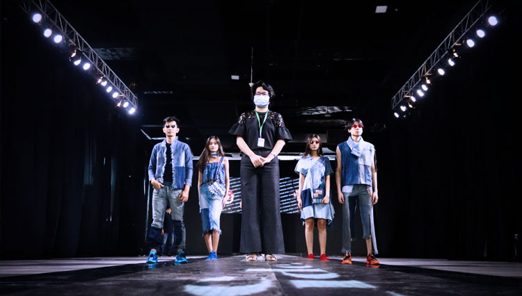 Graduation Fashion Show virtual yang digelar oleh FIK Ubaya, Sabtu (20/3/2021). (Foto: Khusnul Hasana/TIMES Indonesia)