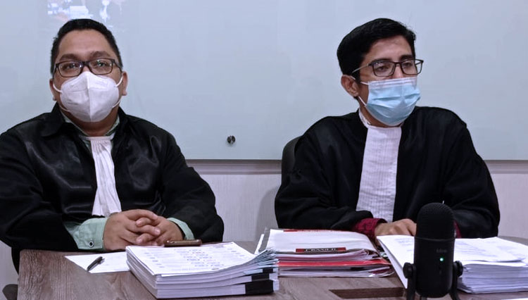 Ketua Tim Advokasi Bedas (TAB), Firman Budiawan (kiri) bersama Sekretaris TAB Dadi Wardiman, saat sidang gugatan Pilbup Bandung di Mahkamah Konstitusi. (FOTO: Bedas for TIMES Indonesia)