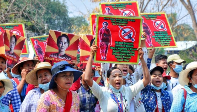 Penduduk desa dari Desa Tei Taw Tract bergabung dengan demonstrasi anti-rezim di Kota Depayin di Wilayah Sagaing, sementara polisi dan tentara terus melakukan penangkapan dengan kekerasan terhadap pengunjukrasa.(FOTO: The Irrawaddy).