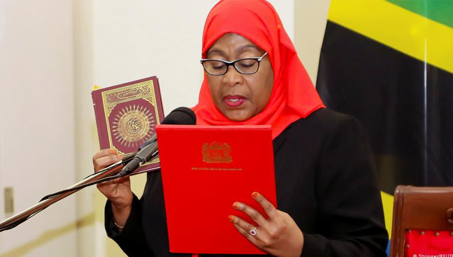 Samia Suluhu Hassan dilantik menjadi Presiden Tanzania. Ia merupakan presiden perempuan pertama dalam sejatah Tanzania. (FOTO: Reuters dalam DW.com)
