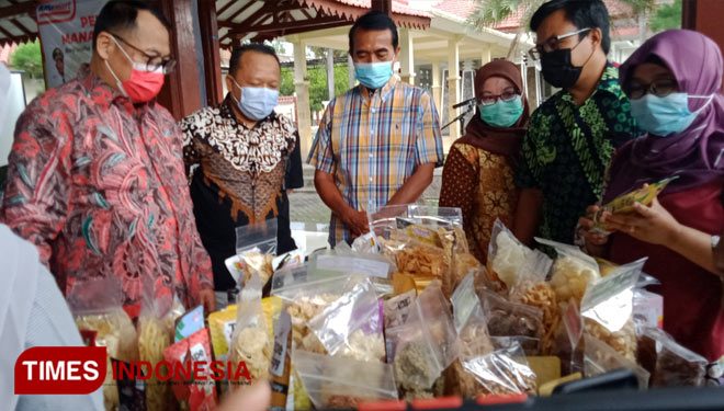 Peninjauan produk UMKM di Kabupaten Bondowoso Jawa Timur. Sejumlah pelaku UMKM mendapatkan pelatihan agar produk mereka lolos dan bisa tembus pasar modern. (FOTO: Moh Bahri/TIMES Indonesia).