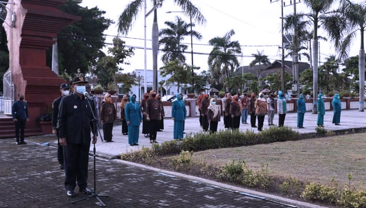 Wali Kota Madiun, saat melakukan kegiatan ziarah makam pahlawan. (Foto: Kominfo Kota Madiun for TIMES Indonesia)