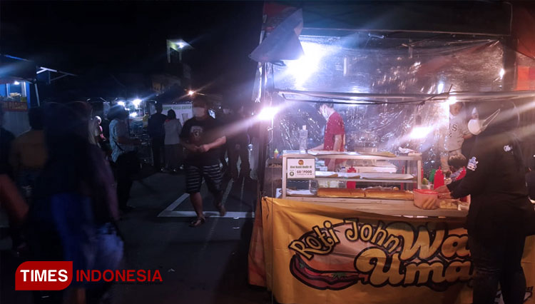 Suasana Mambo Kuliner Night ramai dikunjungi, dengan pengawasan ketat dari Satgas Gugus Tugas Tingkat Kota dan Kecamatan (FOTO: Harniwan Obech/Times Indonesia)