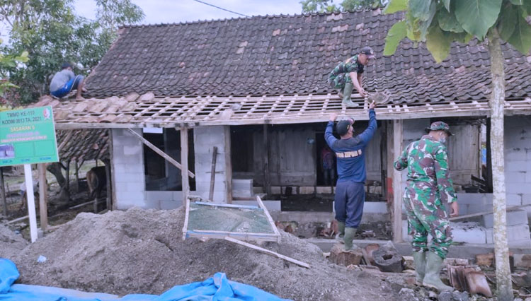 Satgas Selesaikan Pemasangan Genteng Rumah Samadun. (FOTO: AJP TIMES Indonesia)