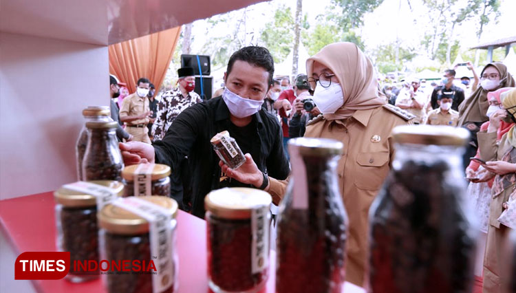 Bupati Banyuwangi Ipuk Fiestiandani Azwar Anas saat membuka acara festival kopi dan coklat di Kalibaru. (Foto: Rizki Alfian/ TIMES Indonesia)