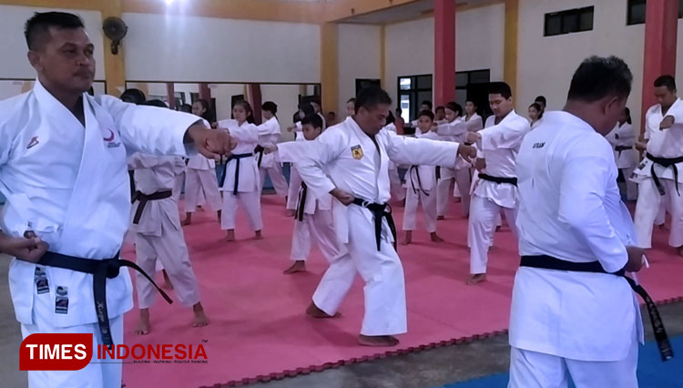 Ketua Umum Akademi Seni beladiri Karate Indonesia b