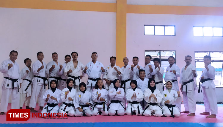 Ketua Umum Akademi Seni beladiri Karate Indonesia c