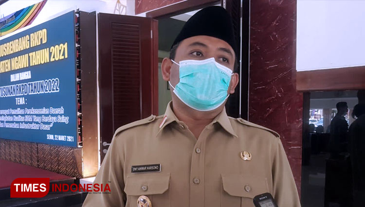 Bupati Ngawi Ony Anwar Harsono saat memberikan keterangan. (FOTO: M.Miftakul/TIMES Indonesia)