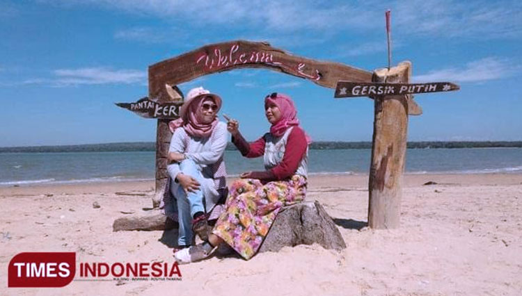Panorama Pantai Keris Saat Dikunjungi Wisatawan Domestik. (FOTO: Akhmad Syafi'i/TIMES Indonesi)