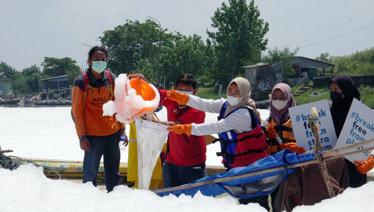 Cegah Dampak Limbah Deterjen  Ini Saran Ecoton ke Pemprov 