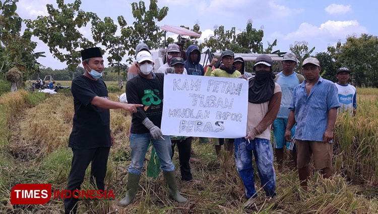 Ketua LP2NU kabupaten Tuban Muhson saat mendengar keluh kesah para petani di kecamatan Senori, Kabupaten Tuban (21/03/2021) (FOTO: Ahmad Istihar/TIMES Indonesia) 