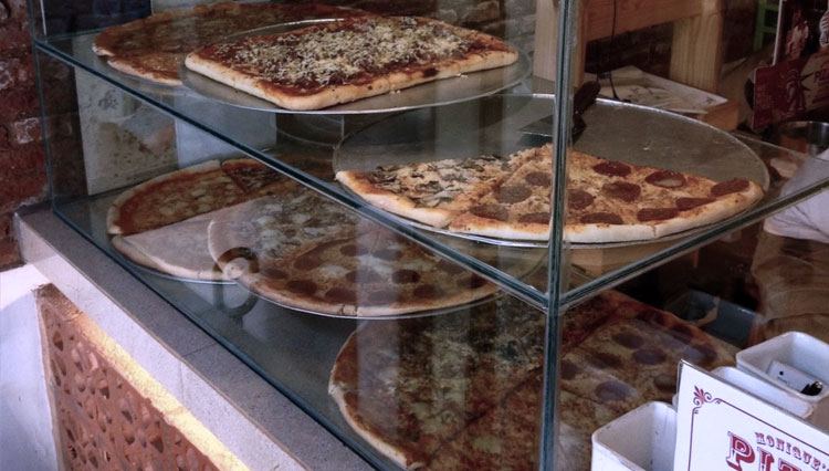 Pizza dengan ukuran fantastis ala New York dari Monique Pizza. (FOTO: Instagram/@moniquepizza)