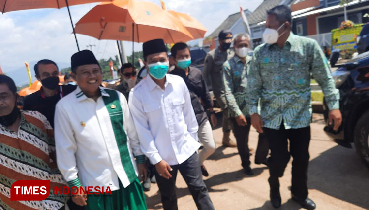 Wagub Jabar Uu Ruzhanul Ulum didampingi Bupati Bandung terpilih HM Dadang Supriatna a