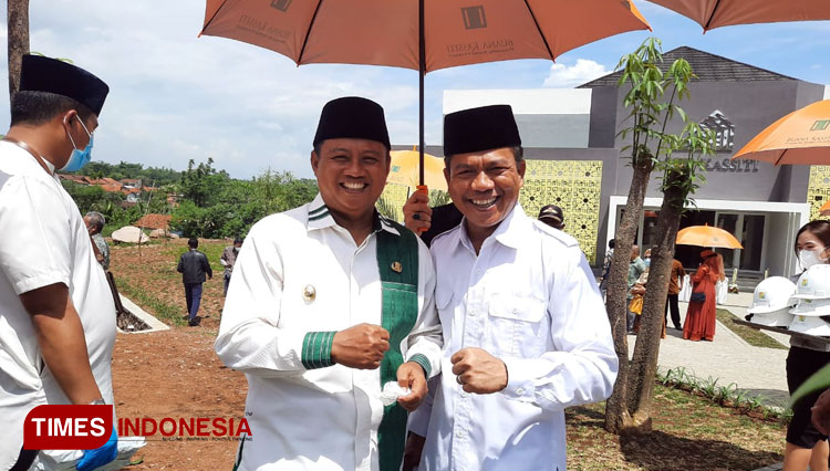 Wagub Jabar Uu Ruzhanul Ulum didampingi Bupati Bandung terpilih HM Dadang Supriatna, saat peresmian Masjid Kassiti di Desa Narawita, Kec Cicalengka Kab Bandung, Senin (22/3/21). (FOTO: Iwa/TIMES Indonesia)