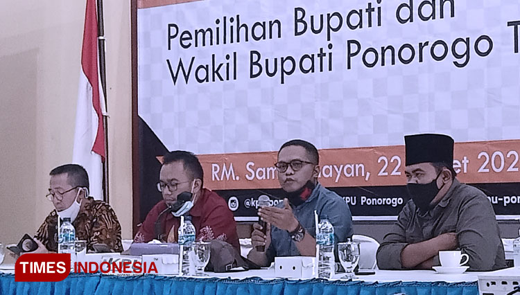 Bambang H Irwanto dari TIMES Indonesia menjadi salah satu narasumber dalam rapat evaluasi Pilbub di Ponorogo. (FOTO: Marhaban/TIMES Indonesia)