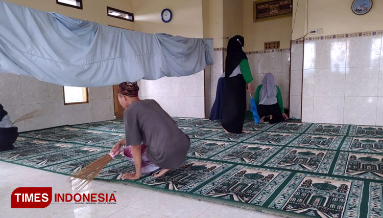 Peduli Kebersihan, KSM-T Unisma Malang Bersihkan Mushala Nurul Huda Lil Muttaqin