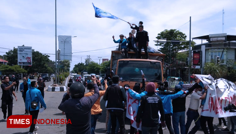 Puluhan Mahasiswa UGJ Demo Tolak Pembangunan PLTU Batubara Di Cirebon ...