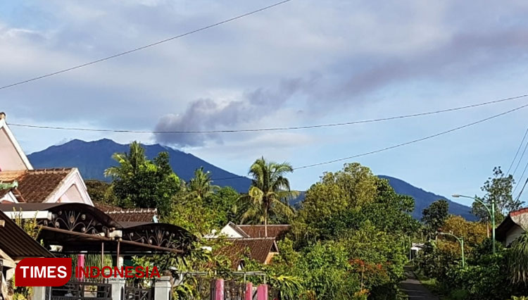 Asap Gunung Raung terlihat membumbung tinggi (Foto: Rizki Alfian/ TIMESIndonesia)