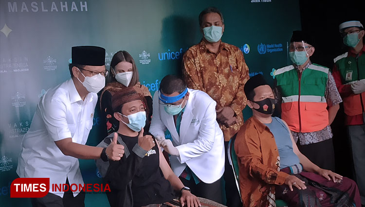 Menkes RI Budi Gunadi Sadikin mendampingi KH Ainul Mubarok saat menerima suntikan vaksin AstraZeneca dosis pertama di Kantor PWNU Jatim, Selasa (23/3/2021). (FOTO: Lely Yuana/TIMES Indonesia)