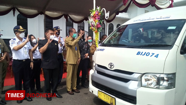 Minibus milik DAMRI saat dilaunching sebagai angkutan wisata di Stasiun Magetan, Selasa (23/3/2021). (Foto: M Kilat Adinugroho/TIMES Indonesia)