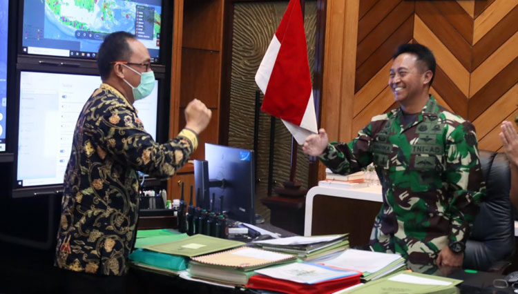 Dirjen Dukcapil Kemendagri Zudan Arif Fakhrulloh disela-selah acara penyerahan dokumen kependudukan baru untuk Serda Aprilio Perkasa Manganang di Ruangan KASAD, Mabes TNI AD, Jakarta. (FOTO: Kemendagri for TIMES Indonesia).