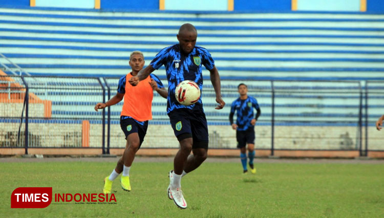 Gelandang Persela, Zah Rahan Krangar berusaha mengontrol bola dalam salah satu sesi latihan tim. (FOTO: MFA Rohmatillah/ TIMES Indonesia)