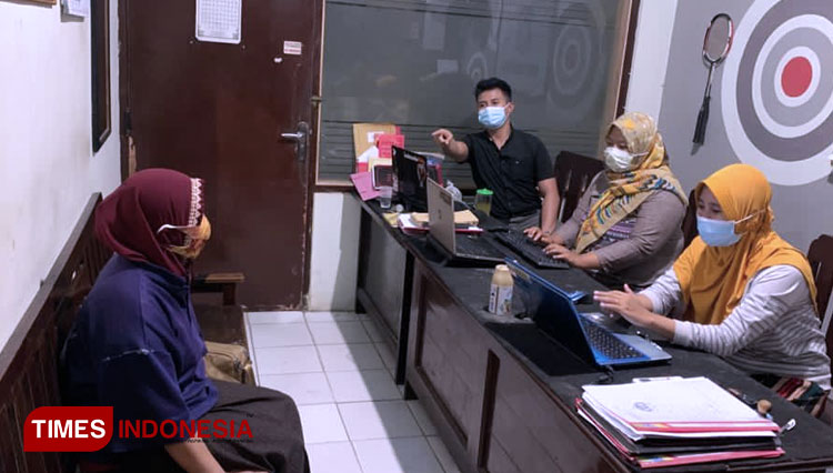 Mucikari berinisial S saat dimintai keterangan di kantor Satreskrim Polres Pamekasan. (Foto: Akhmad Syafi'i/TIMES Indonesia)