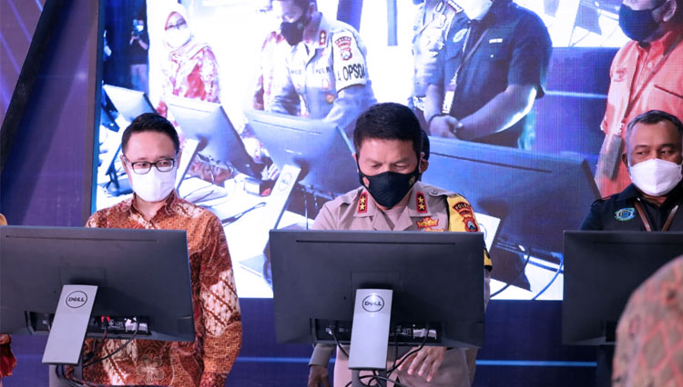 Kapolda Jatim, Irjen Pol Nico Afinta saat melauncing 10 layanan Canggih ETLE. Selasa (23/2/2021). (FOTO: Dok. Humas Polda Jatim)