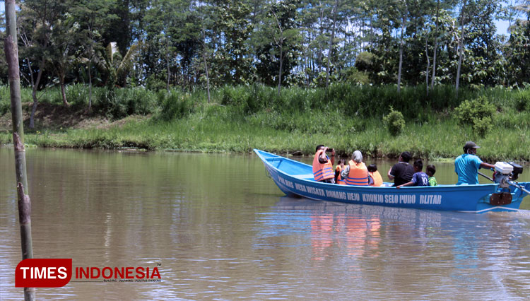 Pengunjung sedang menikmati alam sekitar sungai Brantas mengunakan perahu di Wisata Air Perahu. (FOTO: Sholeh/ TIMES Indonesia)