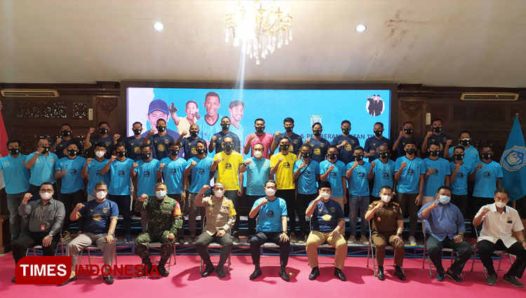 Seluruh pemain Persela Lamongan bersama jajaran pelatih, manajemen dan Forkopimda usai doa bersama untuk pemberangkatan tim di Pendopo Lokatantra Lamongan, Selasa (23/3/2021). (Foto: MFA Rohmatillah/ TIMES Indonesia)