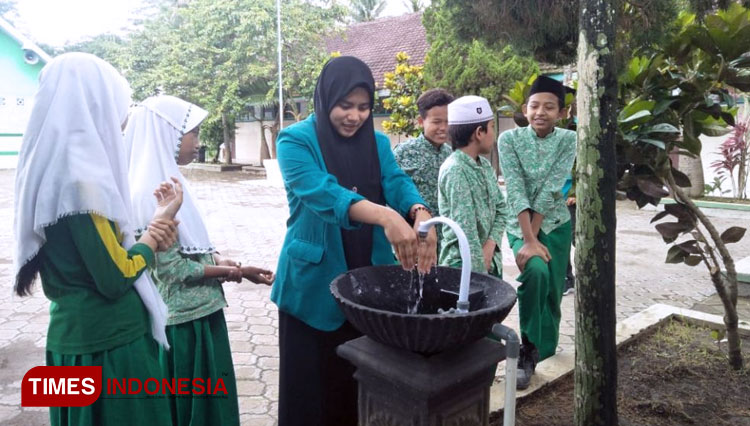 Mahasiswa KSM-Tematik 14 Edukasi Gaya Hidup Sehat pada Siswa MI Al Hidayah