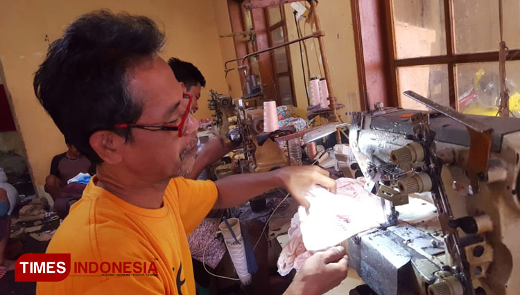 Warga Babakan Kalangsari menata dan menumpuk kain a