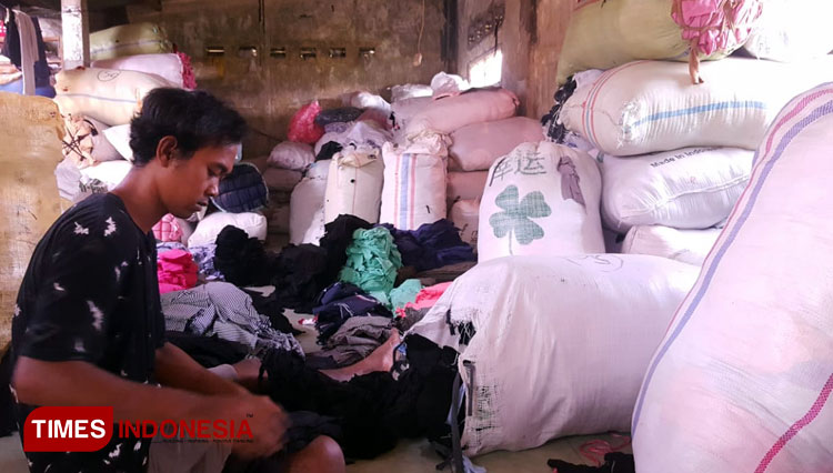 Warga Babakan Kalangsari menata dan menumpuk kain gombal untuk dijual ke pengrajin celana dalam di lingkungan Kelurahan Sukamanah (Foto: Harniwan Obech/Times Indonesia)