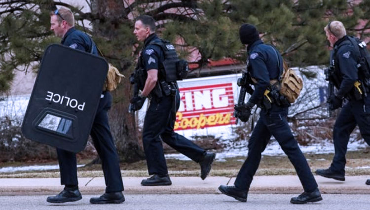 Para petugas kepolisian Colorado saat menangani penembakan massal di sebuah supermarket di Colorado.(FOTO:Reuters)