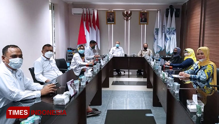Rektor UWG dan wakil rektor 3 serta Dekan FEB diterima diruang INKINDO JATIM. (FOTO: AJP TIMES Indonesia)