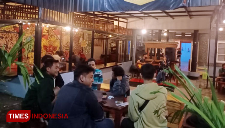 Angkringan Semeru konsisten hadirkan Live Music dan turnamen game untuk mewadahi komunitas lokal. (Foto : Dok. Angkringan Semeru for Times Indonesia)