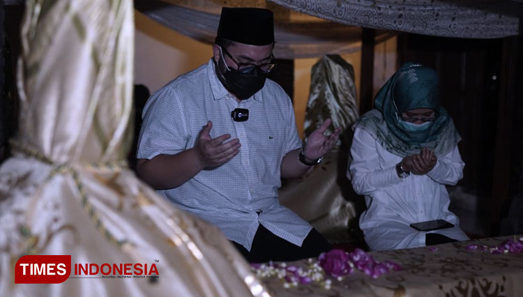 Bupati dan Wakil Bupati Kediri saat berdoa di samping makam bupati terdahulu (Foto: Canda Adisurya/TIMES Indonesia)