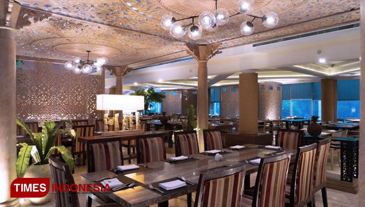 Cafe Gran Via, restoran yang berada di lobby Gran Meliã Jakarta. (Foto-foto: Gran Meliã Jakarta for TIMES Indonesia) Foto B: Live cooking station Cafe Gran Via.Foto A: Buffet dengan sajian keragaman kuliner dari seluruh dunia.