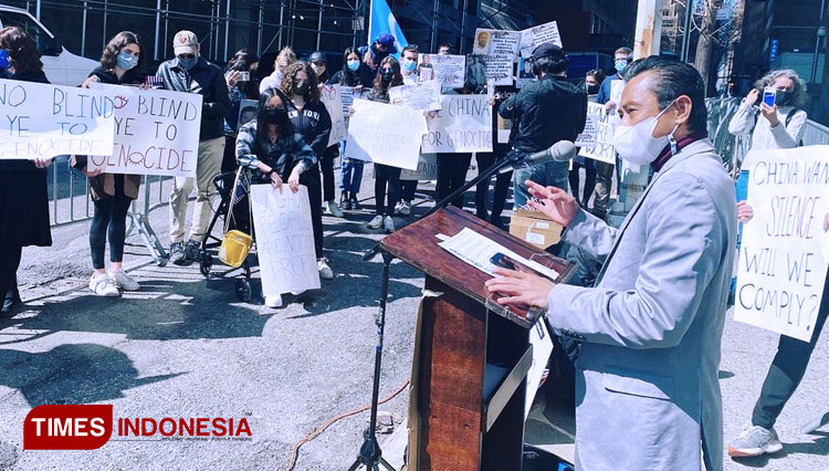 Direktur Jamaica Muslim Center, Imam Shamsi Ali pada demonstrasi dukungan kepada etnis Uighur di Tiongkok, bertempat di New York. (Foto: Instagram Imam Shamsi Ali)