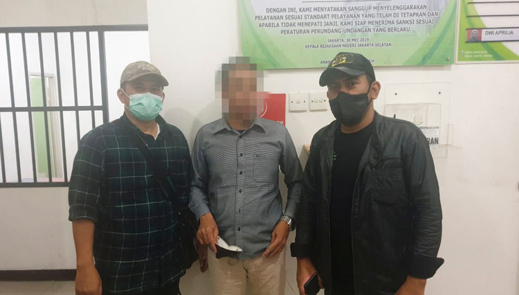Agus Salim (tengah) tersangka kasus korupsi Pasar Manggisan usai diringkus Tim Tabur Kejaksaan di Lumire Hotel, Jakarta. (Foto: Kejari Jember for TIMES Indonesia)