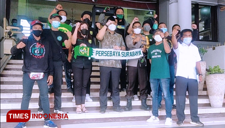 Jajaran Pemkot Surabaya bersama Bonek dan manajemen Persebaya usai proses tandatangan. (Foto: Humas Pemkot Surabaya for TIMES Indonesia)