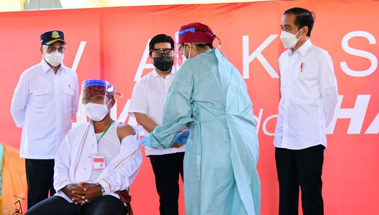 Presiden RI Joko Widodo didampingi kabinet kerja Indonesia Maju memantau vaksinasi Covid-19 di Kao, Halut. (Foto: Muchlis Jr - Biro Pers Sekretariat Presiden)