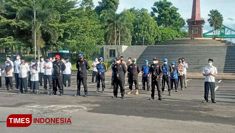 Para peserta dan atlet Tagana Kabupaten Tasikmalaya mengikuti apel pelepasan di depan Setda Kab Tasikmalaya (Foto: Sukri/TIMES Indonesia)