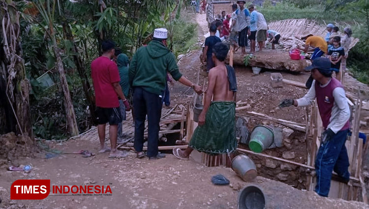 Secara swadaya masyarakat Palengaan Laok Gotong Royong Bangun Jembatan Ambruk di Dusun Jati Jajar. (Foto: Akhmad Syafi'i/TIMES Indonesia)