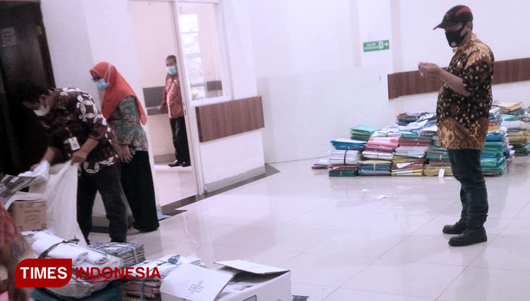 Wali Kota Batu, Dra Hj Dewanti Rumpoko MSi dimintai keterangan sebagai saksi dalam tindak pidana korupsi yang terjadi di era sebelum kepemimpinannya. (FOTO: Muhammad Dhani Rahman/TIMES Indonesia)