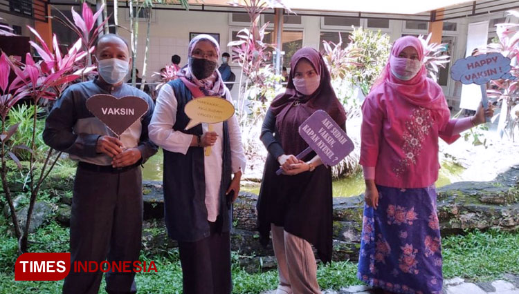 Dosendan Karyawan UWG usai divaksin. (FOTO: AJP TIMES Indonesia)