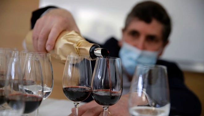 Para penikmat anggur sedang mencicipi  salah satu anggur yang baru saja  bepergian ke luar angkasa. (FOTO:Al Jazeera/AP/Decanter)